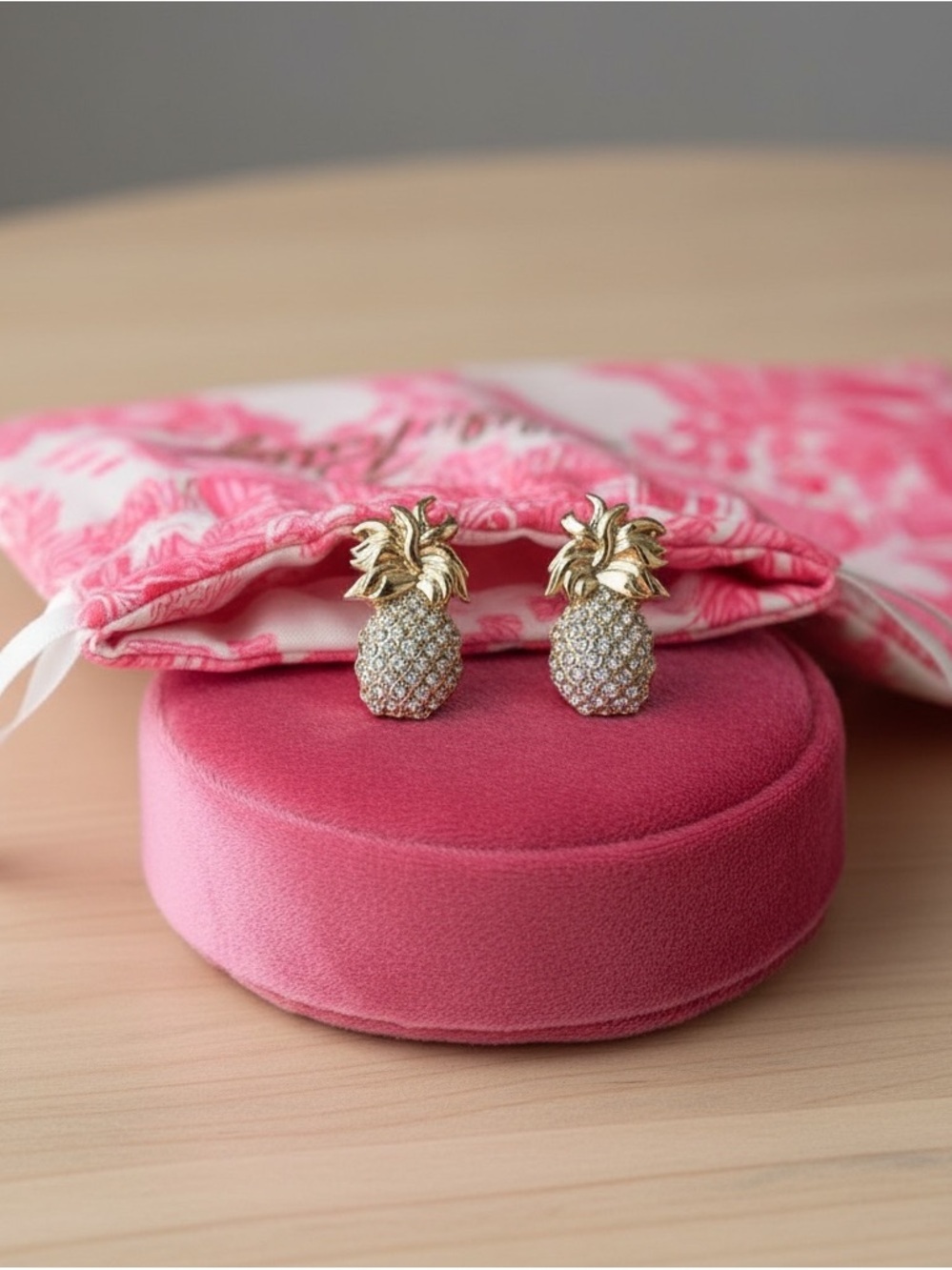 🍍Lilly Pulitzer Crystal Pineapple Stud Earrings–Gold Tone|New with Card & Pouch🍍
